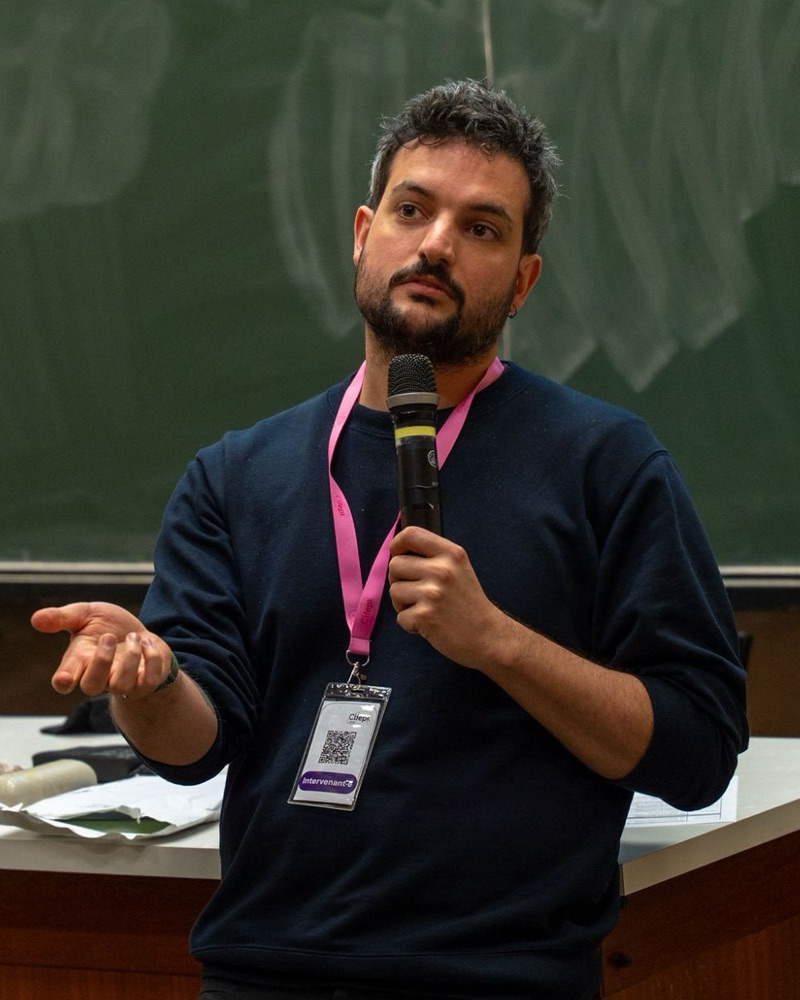 Edouard Jeanson, kinésithérapeute, en train d'expliquer lors d'une intervention